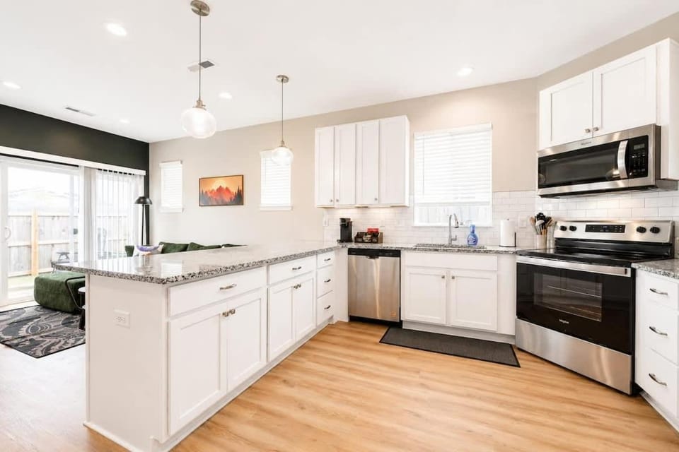 IRIE Living-Modern Kg 2Bd Gym Pool BRAND NEW House in Indiana