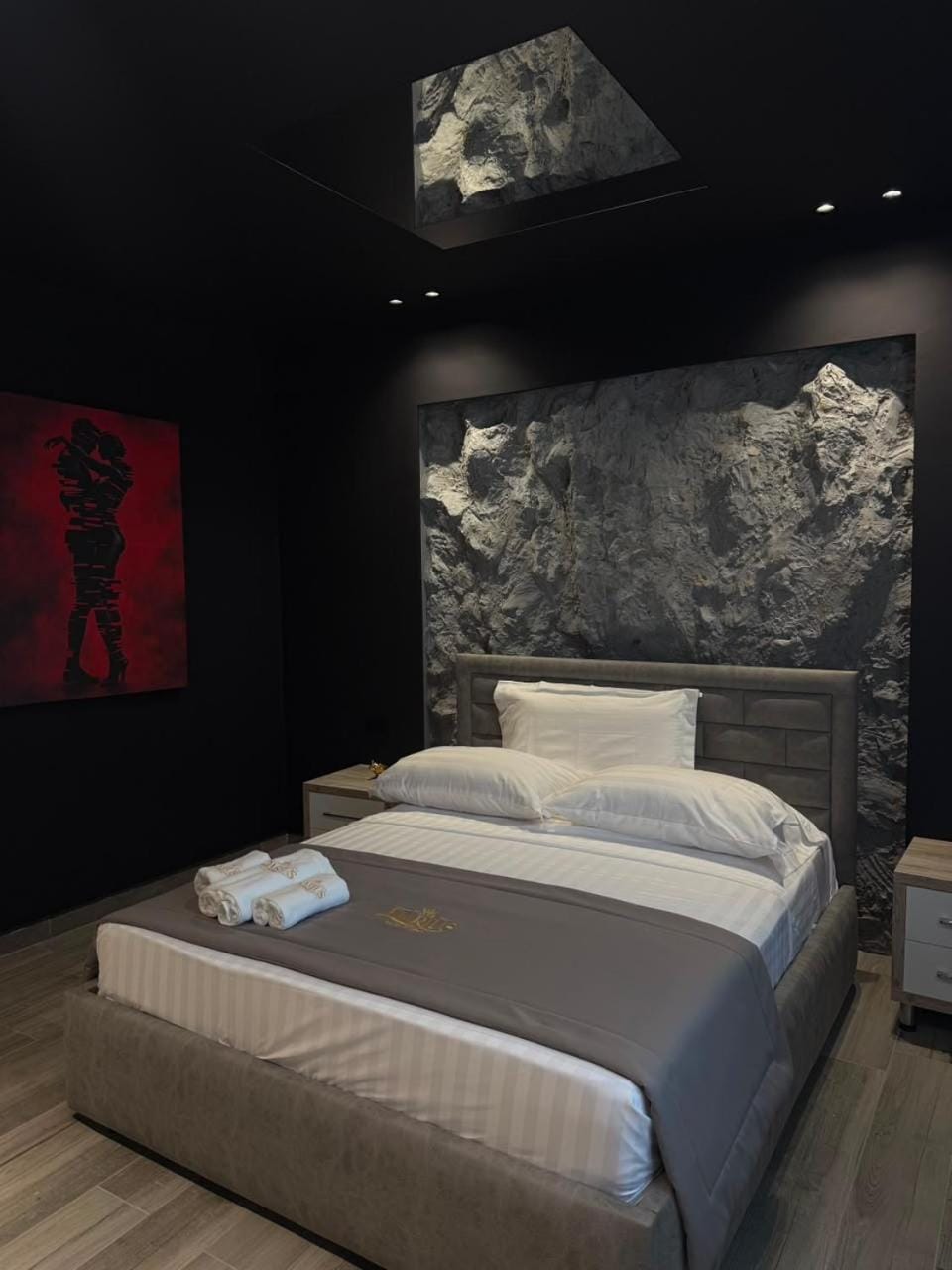 Photo of the whole room, Bedroom