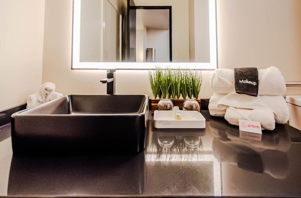 Bathroom, Decorative detail, towels