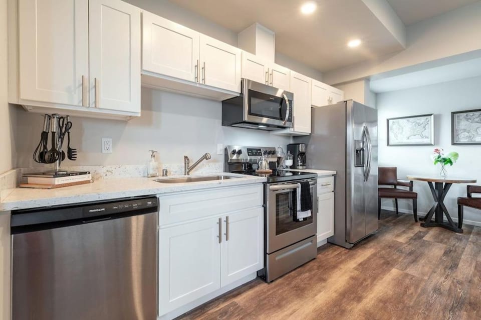 Modern 1BR Condo with Bay Views Walk to Dome AC Parking Included Apartment in Tacoma