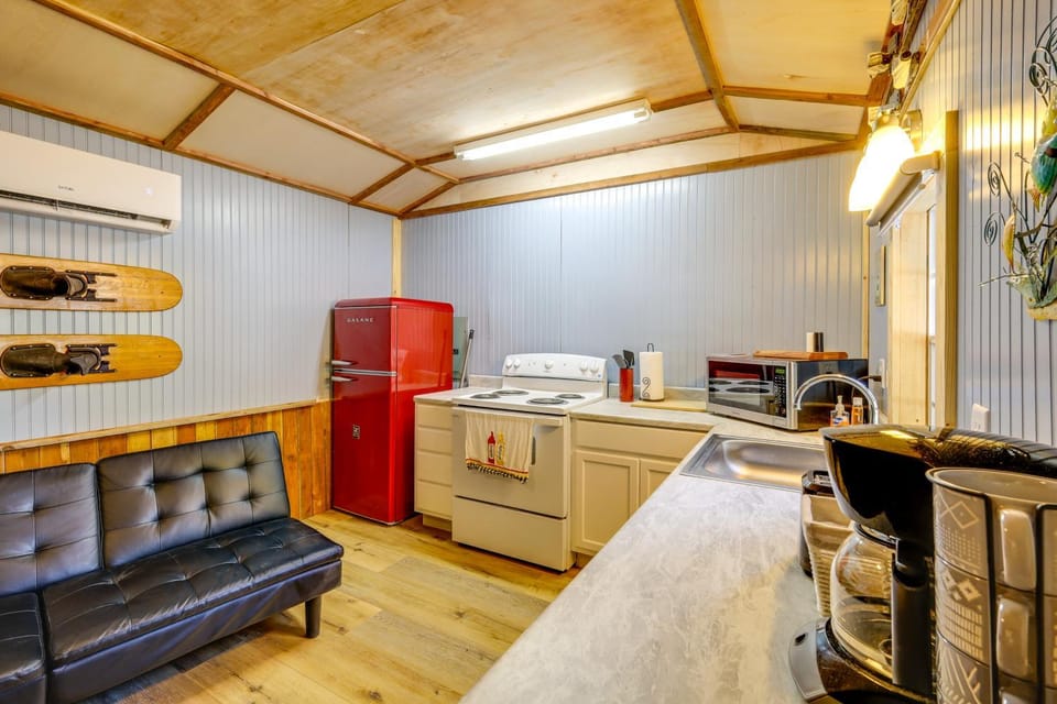 Ramp Entry! Quaint Cottage Near Greers Ferry Lake Apartment in Greers Ferry Lake