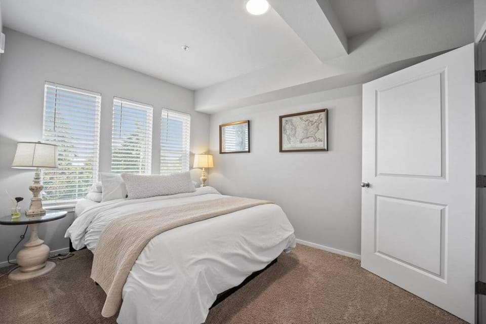 Steps to Dome Breathtaking views parking AC! Apartment in Tacoma