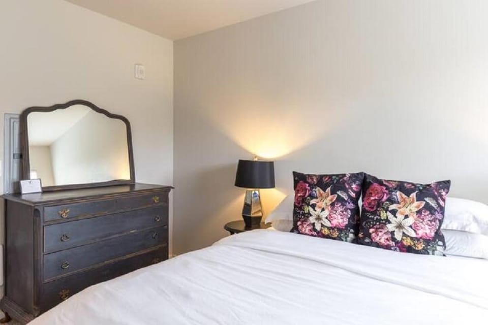 Quiet, convenient Commencement Bay & city views! Apartment in Tacoma