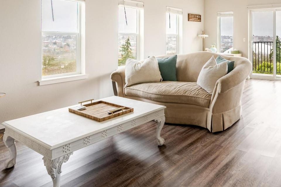Top floor corner condo with UNREAL views of Commencement Bay DT Tacoma skyline Apartment in Tacoma