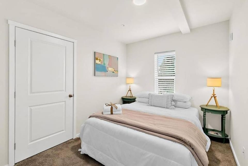Top floor corner condo with UNREAL views of Commencement Bay DT Tacoma skyline Apartment in Tacoma