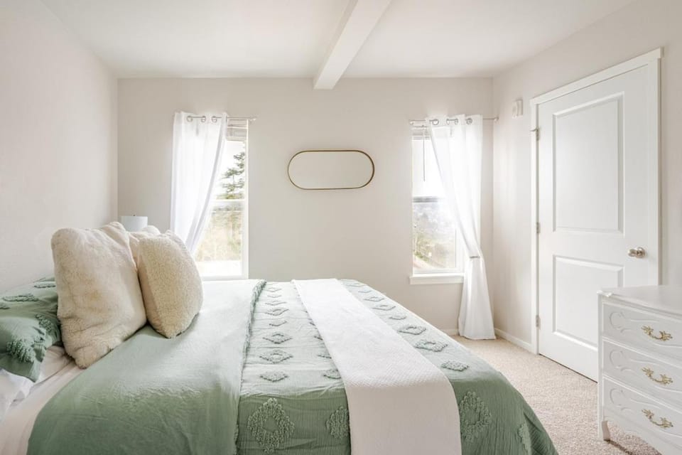Top floor corner condo with UNREAL views of Commencement Bay DT Tacoma skyline Apartment in Tacoma