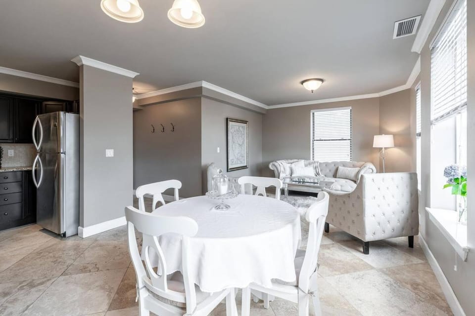 Modern Elegance in the Heart of Downtown Tacoma King Bed Parking AC Apartment in Tacoma