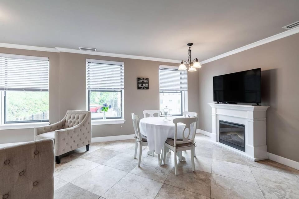 Modern Elegance in the Heart of Downtown Tacoma King Bed Parking AC Apartment in Tacoma
