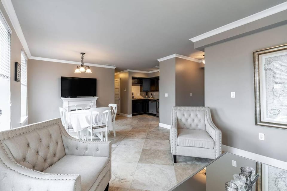 Modern Elegance in the Heart of Downtown Tacoma King Bed Parking AC Apartment in Tacoma