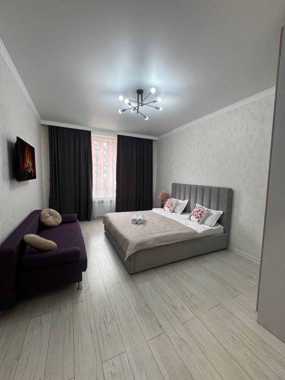 Bed, TV and multimedia, Bedroom