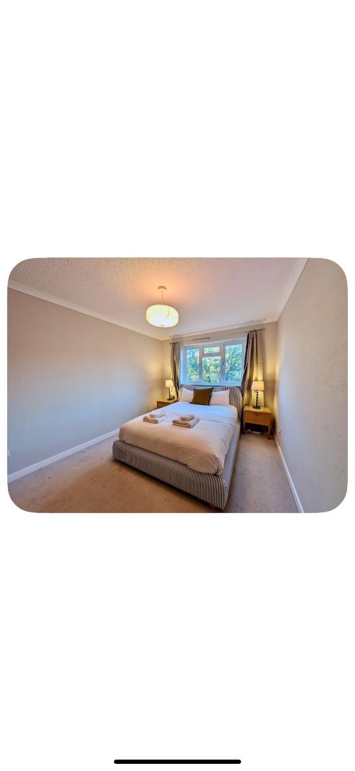 Surbiton Gem 5 Min to Station & Free Parking Apartment in London Borough of Richmond upon Thames