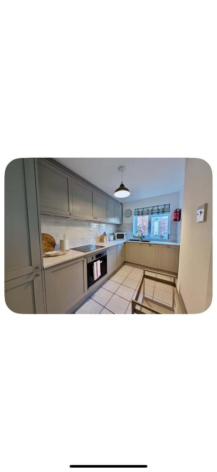 Surbiton Gem 5 Min to Station & Free Parking Apartment in London Borough of Richmond upon Thames