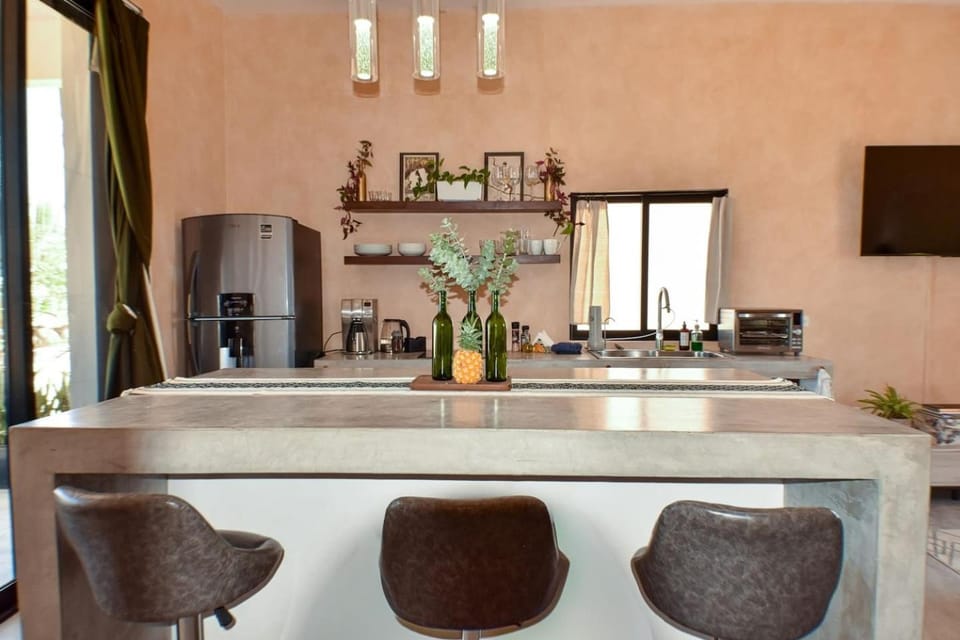 Kitchen or kitchenette, Seating area, Dining area
