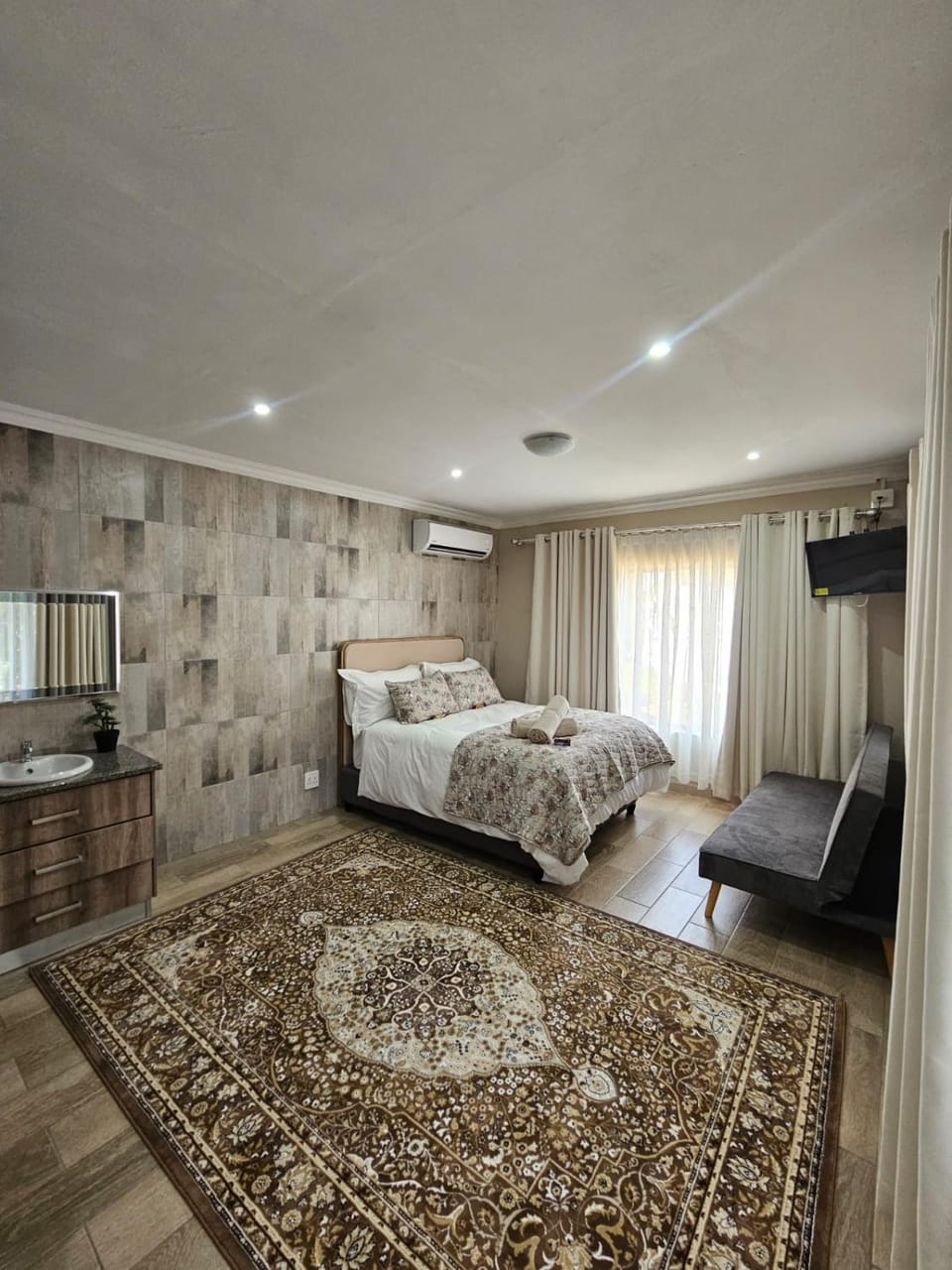 Bed, Photo of the whole room, Bedroom