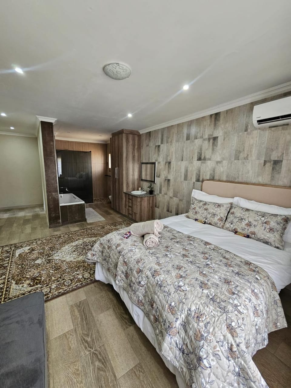 Bed, Photo of the whole room, Bedroom, towels