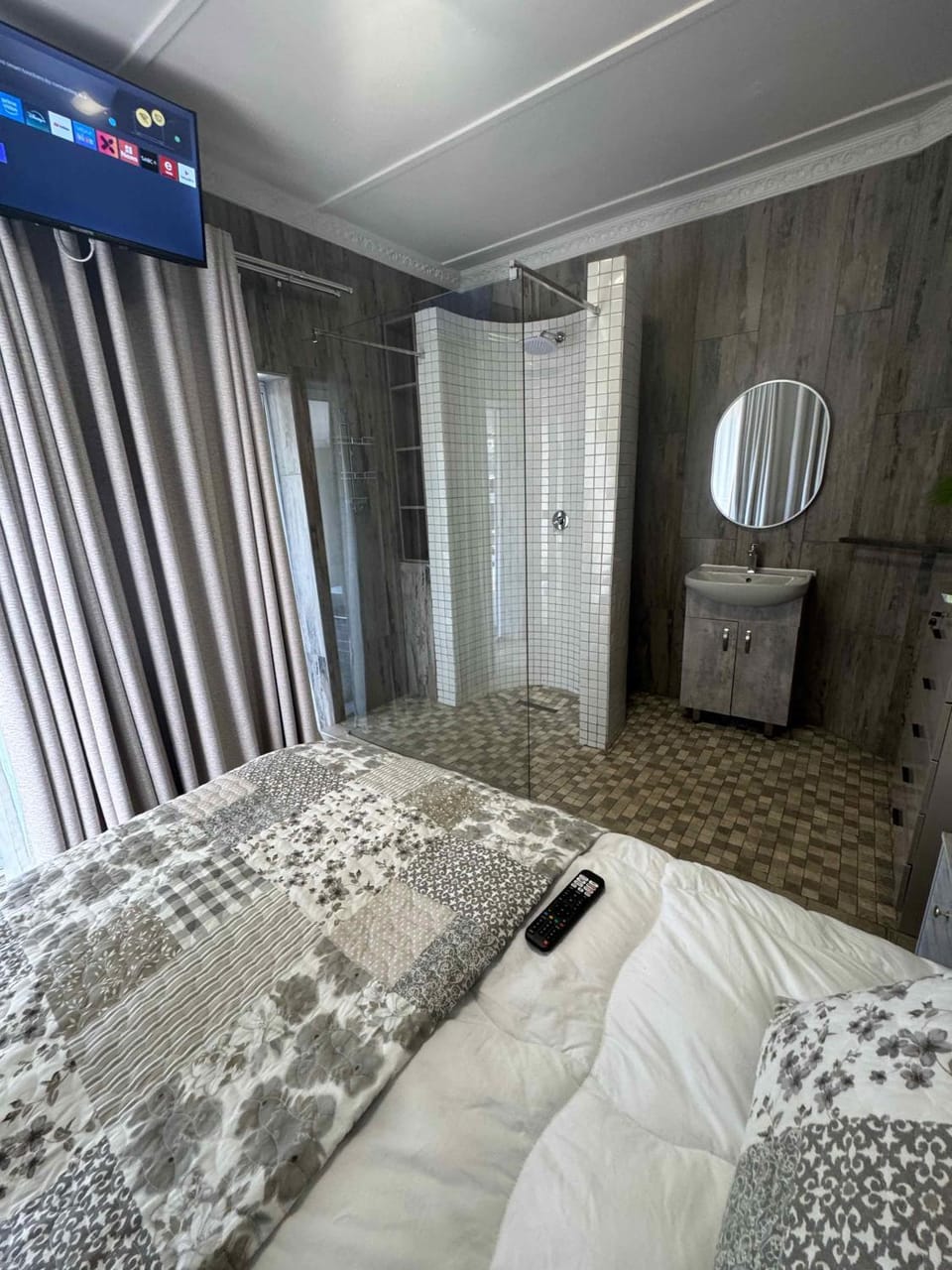 Bed, TV and multimedia, Bedroom
