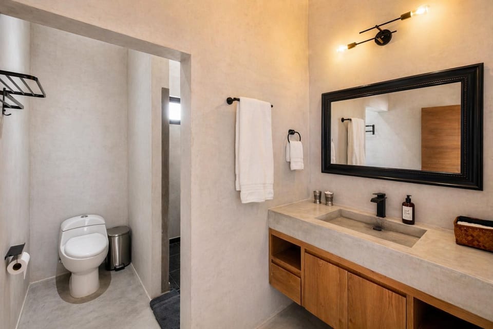 Shower, Toilet, Bathroom, towels