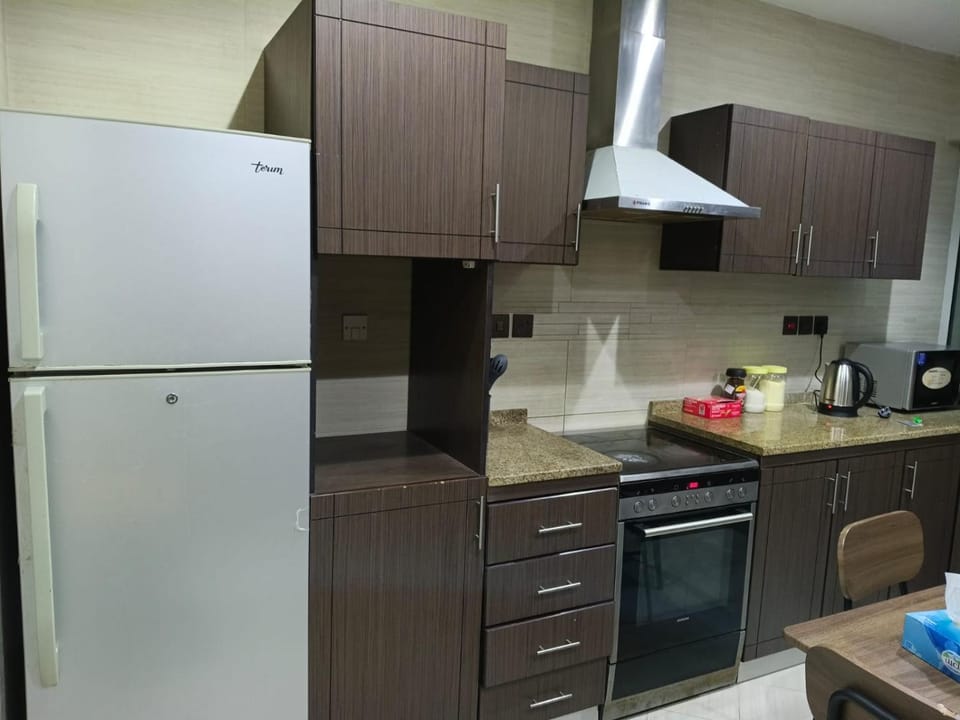 Coffee/tea facilities, Kitchen or kitchenette, oven, stove