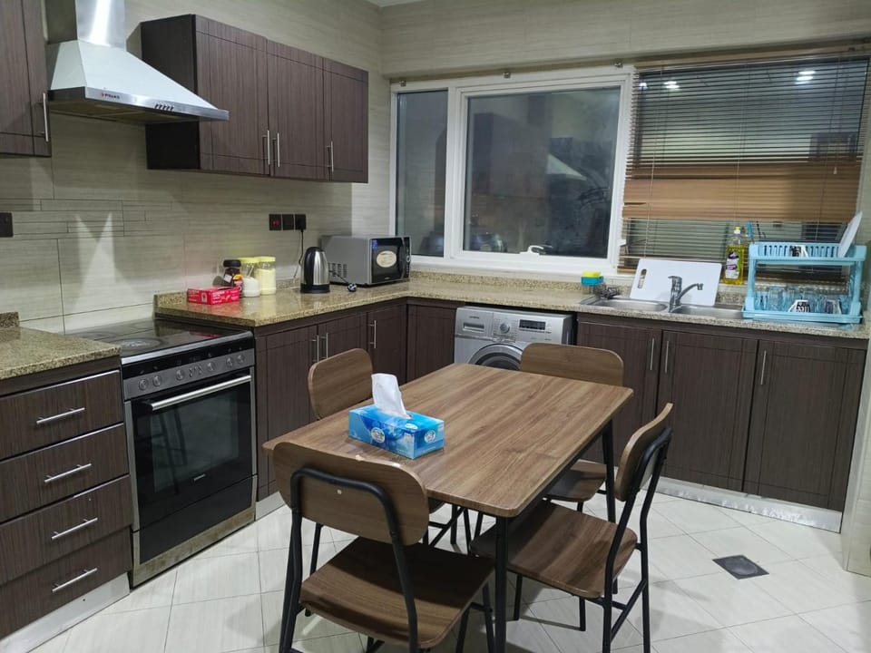 Kitchen or kitchenette, Dining area, oven