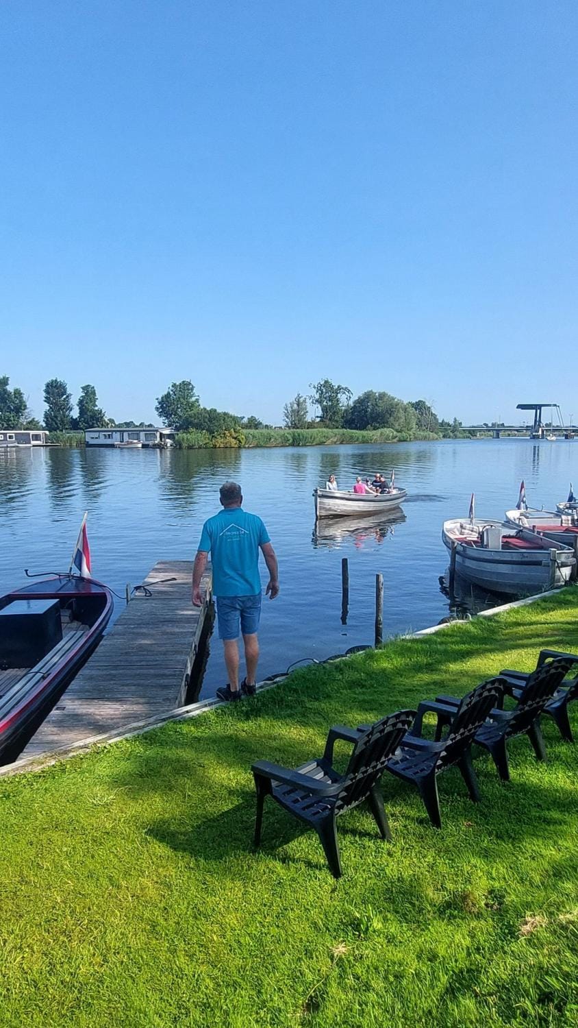 Unieke pipowagen, Recreatie aan de Vecht, Weesp Campground/ 
RV Resort in Amsterdam