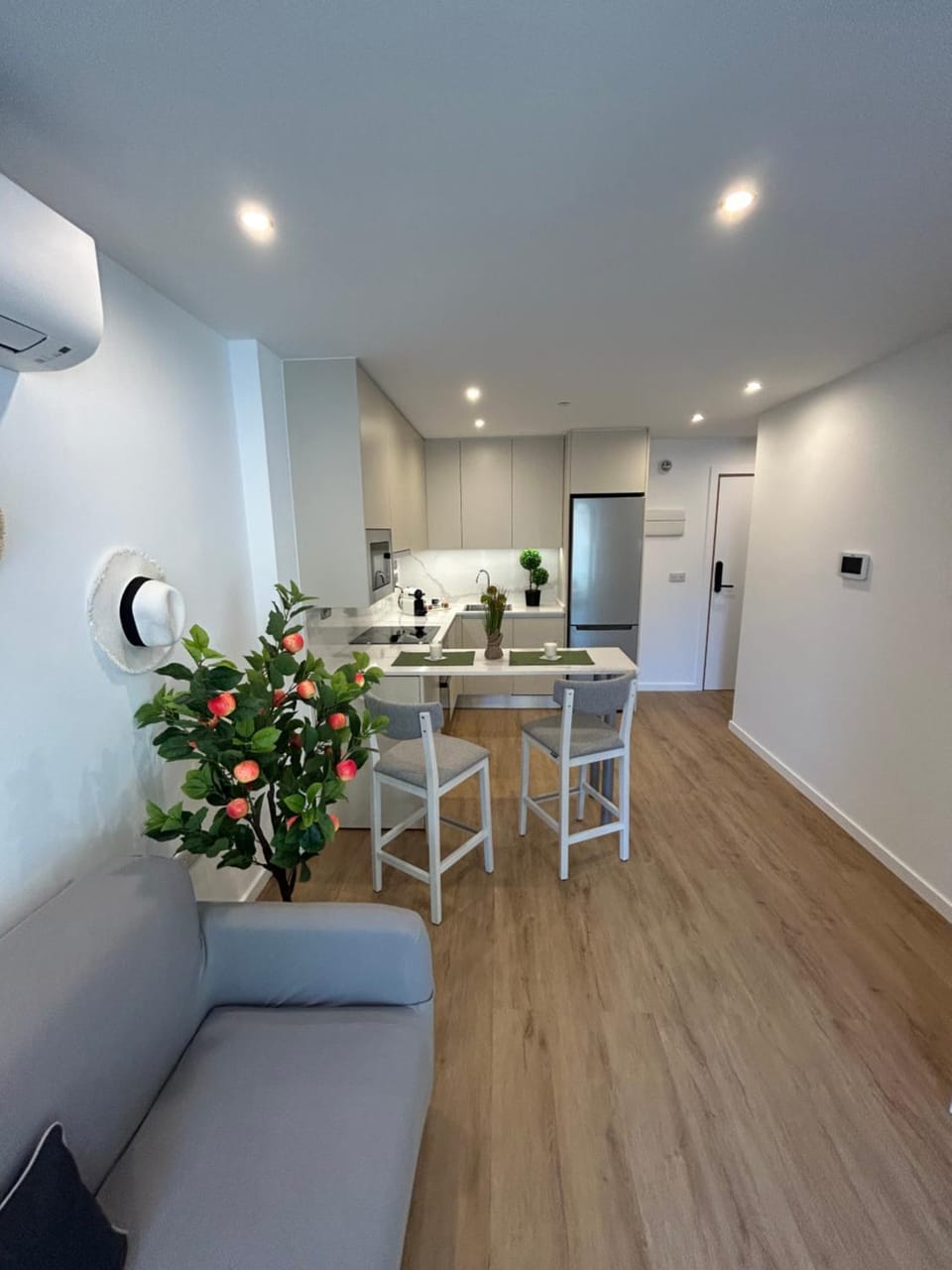 Kitchen or kitchenette, Living room, Seating area, Dining area