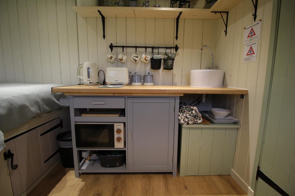 Spinney Wood Glamping, Willow Hut Apartment in Bewdley