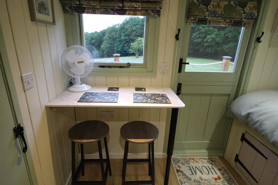 Spinney Wood Glamping, Willow Hut Apartment in Bewdley