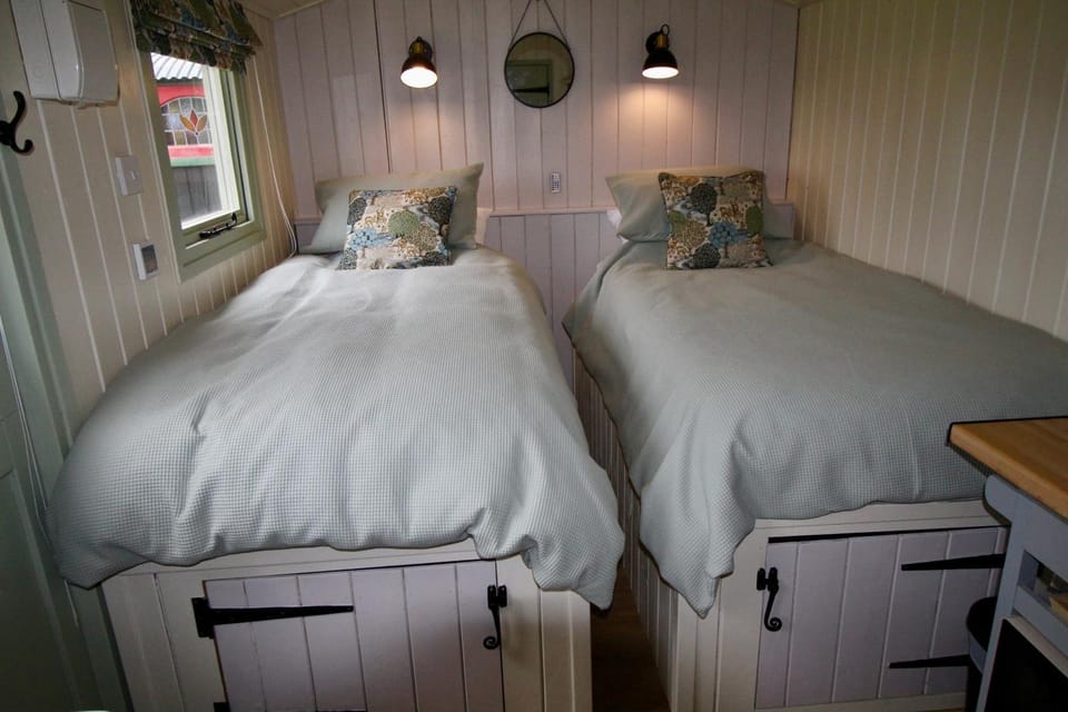 Spinney Wood Glamping, Willow Hut Apartment in Bewdley