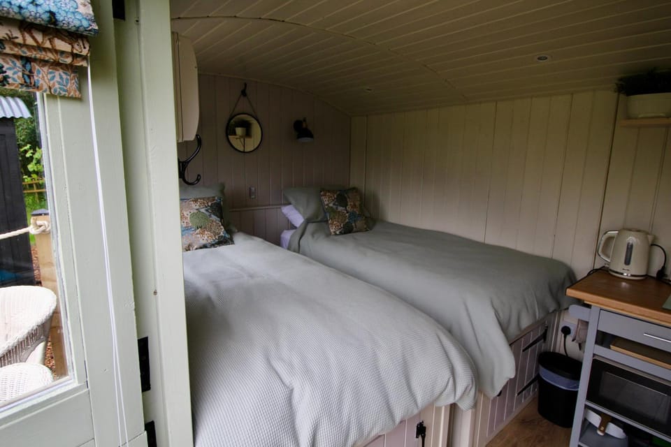 Spinney Wood Glamping, Willow Hut Apartment in Bewdley