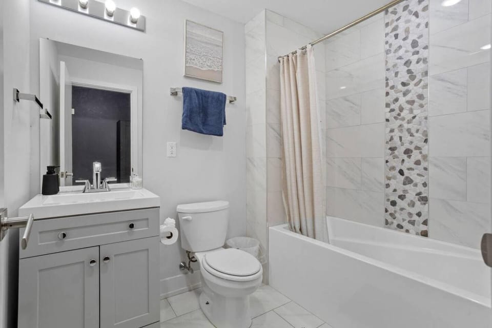 Cozy APT With Mini GolfBasement Sleeps 8 Apartment in Philadelphia