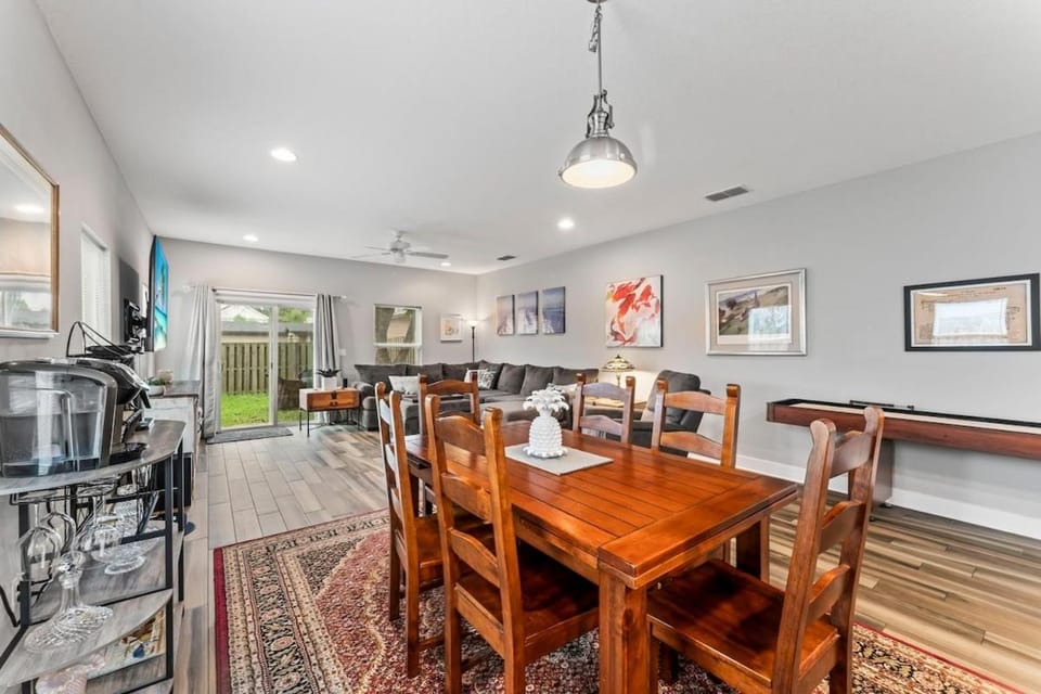 Beachy Shuffleboard Home - Jax Beach BnB House in Jacksonville Beach