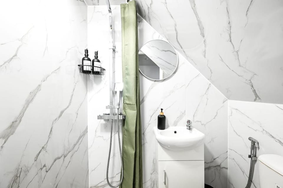Shower, Toilet