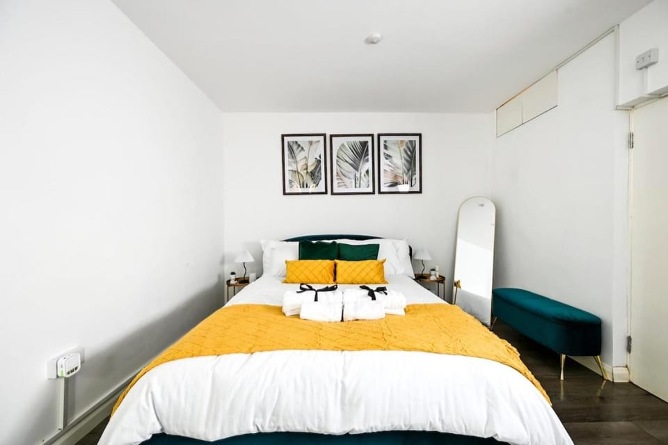 Bed, Photo of the whole room, Bedroom, towels