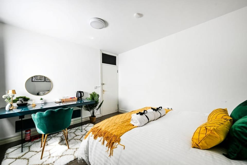 Bed, Seating area