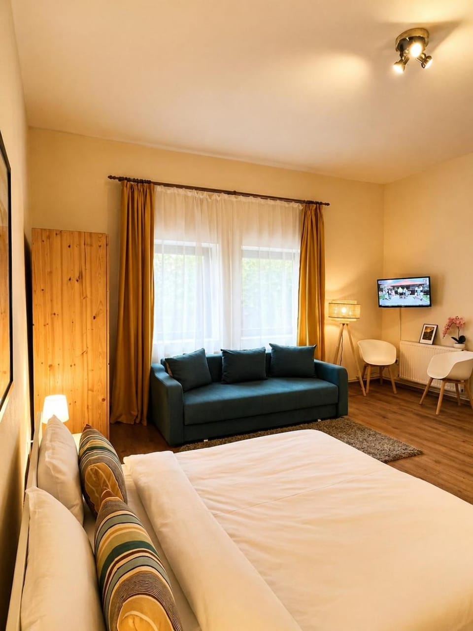 TV and multimedia, Photo of the whole room, Bedroom