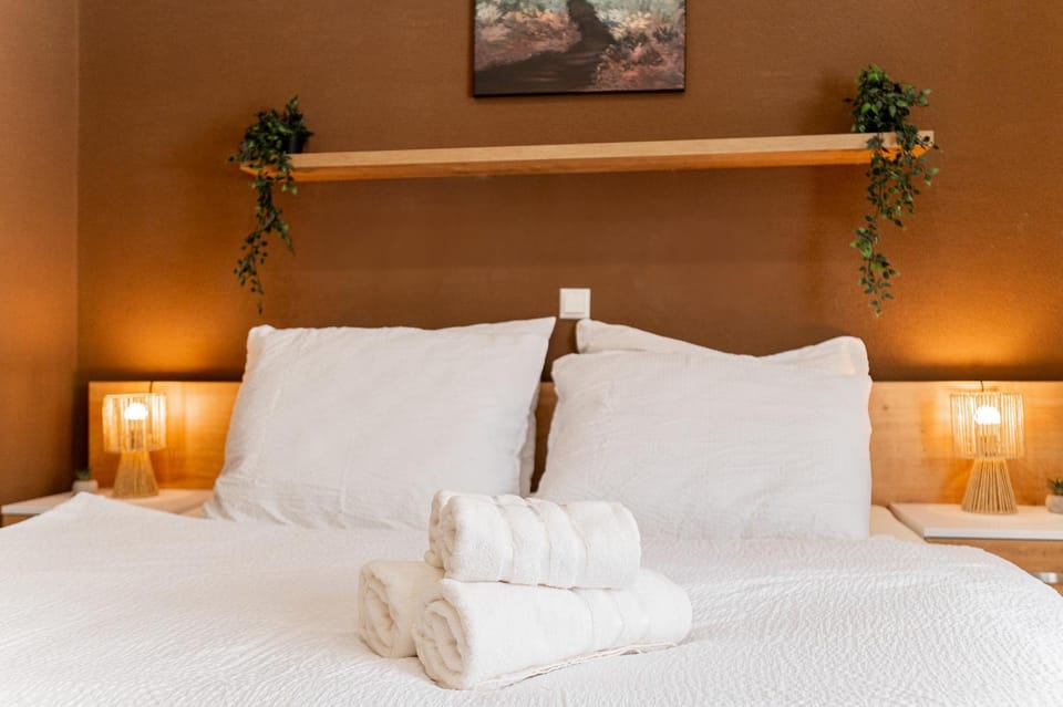 Bedroom, towels, towels