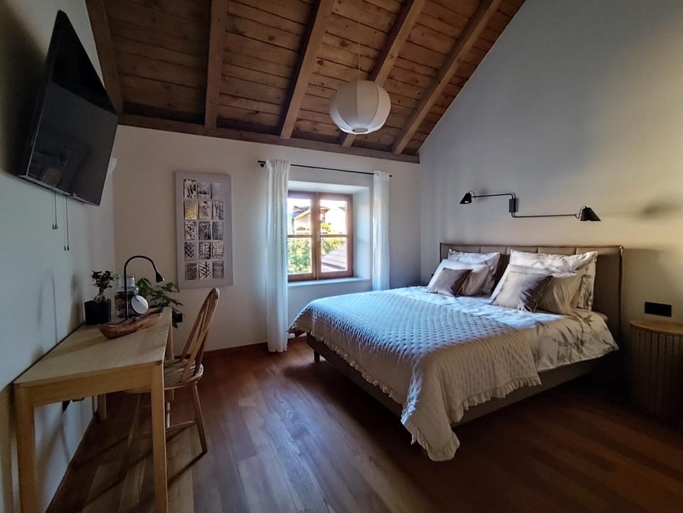 Bed, TV and multimedia, Photo of the whole room, Bedroom