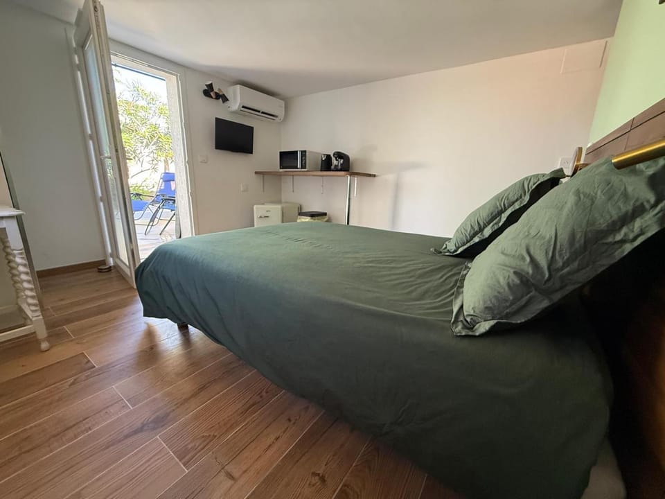 Studio vert à 400 m de la plage Apartment in French Riviera