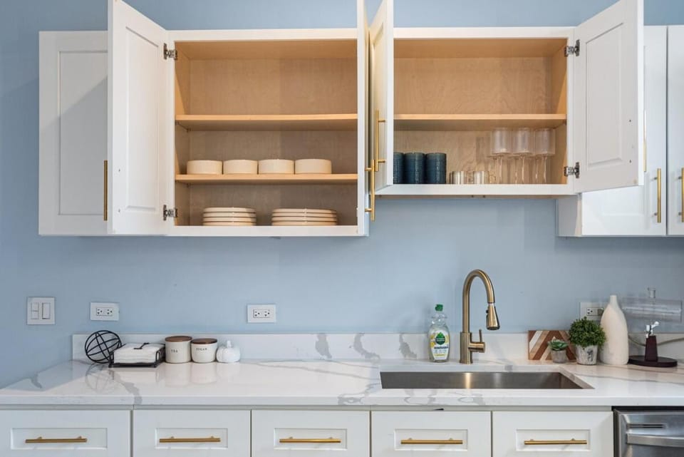 Beautiful Bright 2 bed - Near downtown Chicago Apartment in Westchester