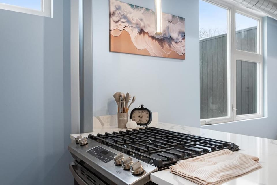 Beautiful Bright 2 bed - Near downtown Chicago Apartment in Westchester