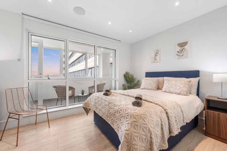 Photo of the whole room, Seating area, Bedroom
