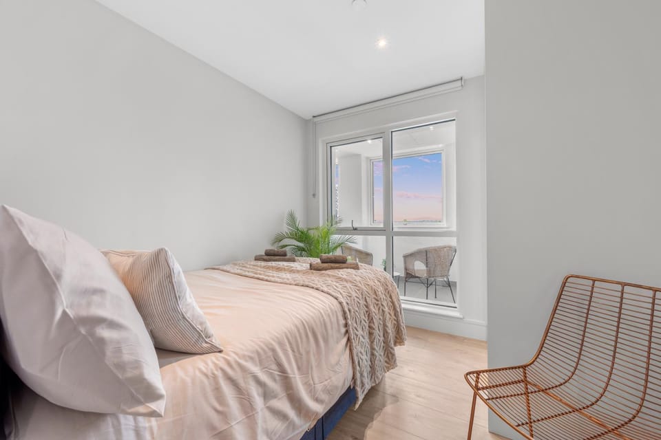 Photo of the whole room, Seating area, Bedroom
