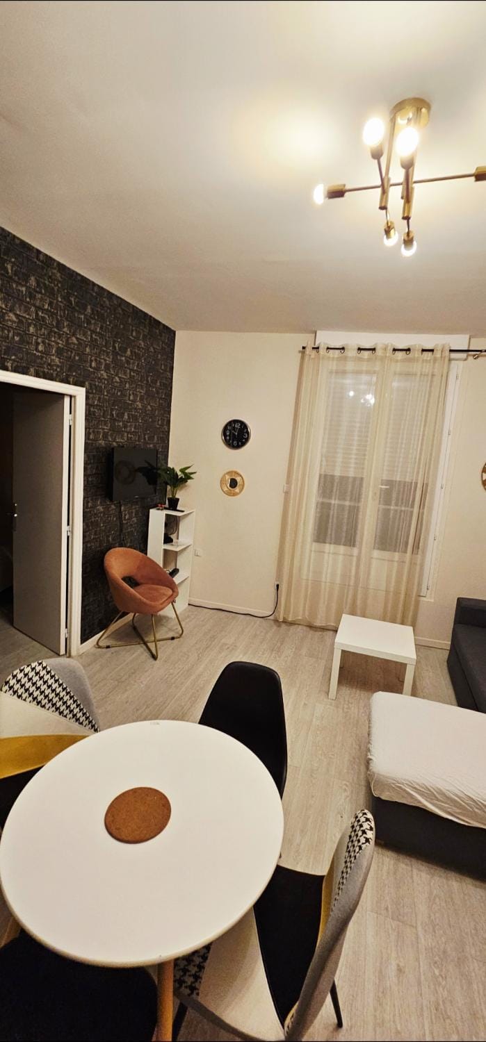 Appartement lumineux idéalement situé à proximité du centre-ville, Parking gratuit dans le rue Apartment in Epernay