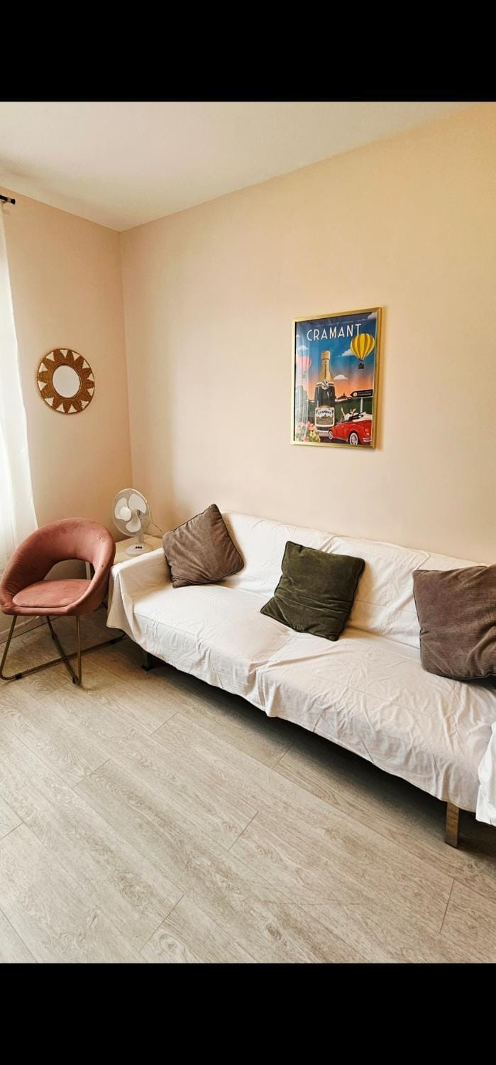 Appartement lumineux idéalement situé à proximité du centre-ville, Parking gratuit dans le rue Apartment in Epernay