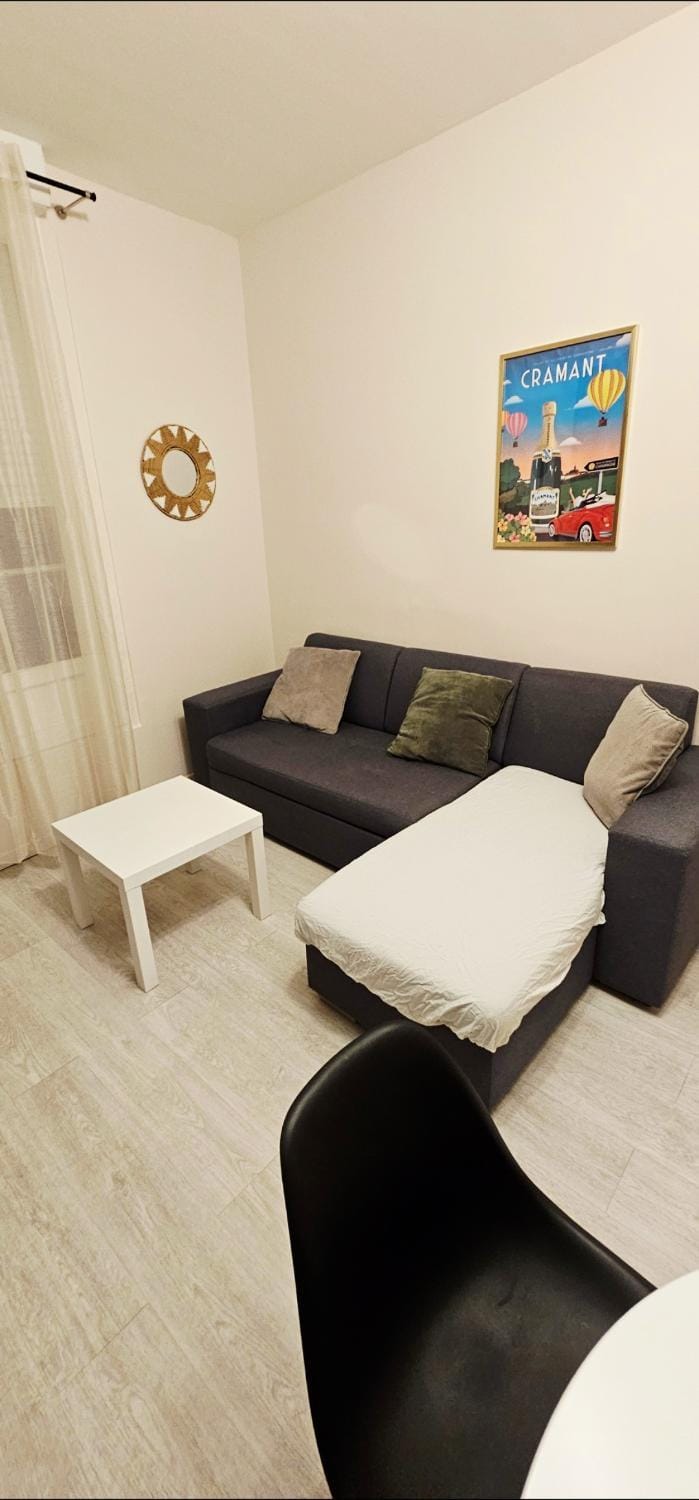 Appartement lumineux idéalement situé à proximité du centre-ville, Parking gratuit dans le rue Apartment in Epernay