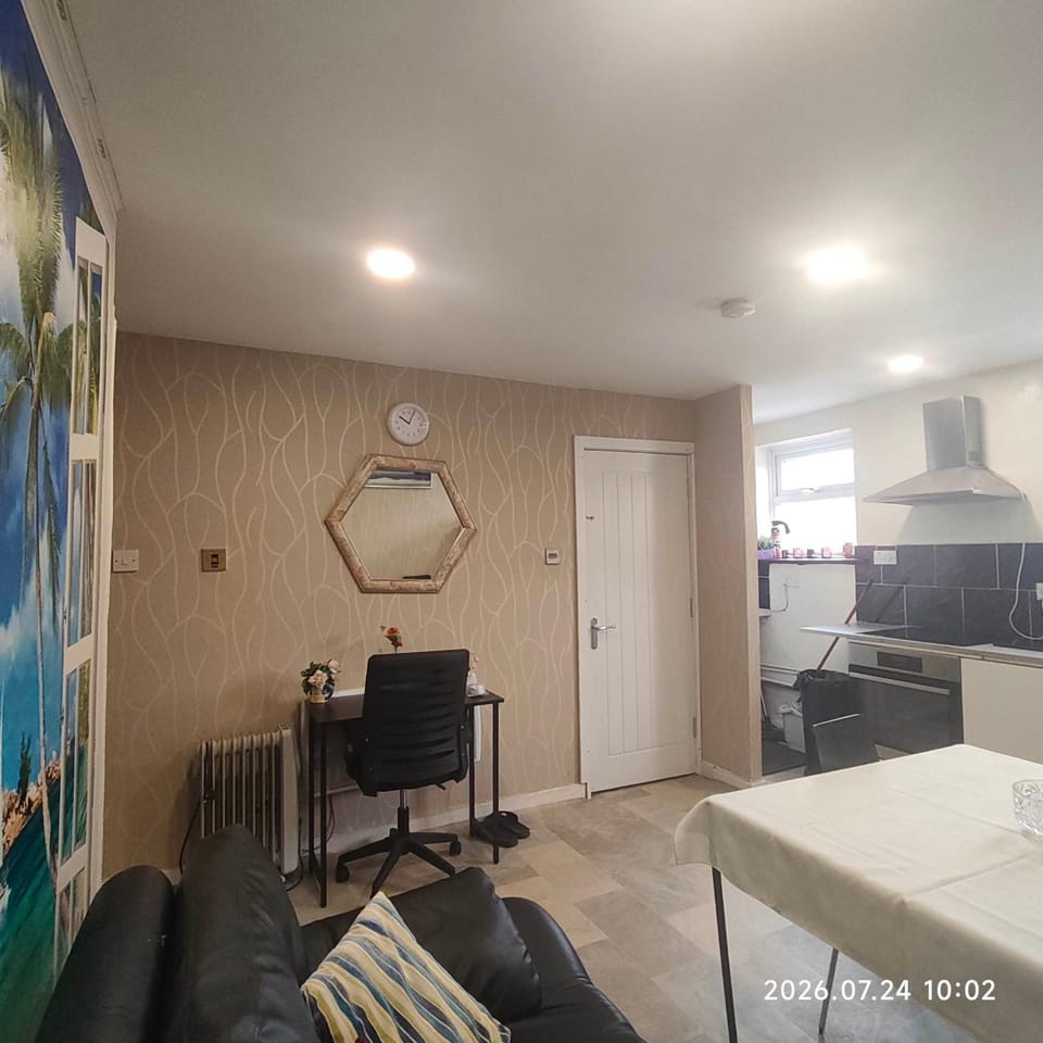 Entire 1st-Floor Apartment with Free Parking Ideal for Etihad, Co-op Live & City Centre Apartment in Manchester