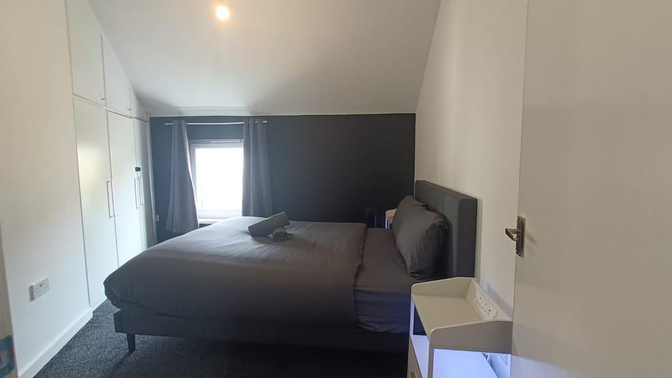 Hidden Gem with Hot Tub, Cinema and Secure Parking Apartment in Cardiff
