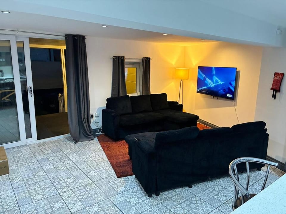 Hidden Gem with Hot Tub, Cinema and Secure Parking Apartment in Cardiff