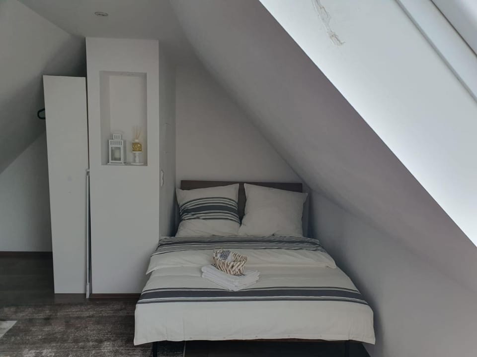 Komfortables Dachgeschosszimmer Apartment in Oberhausen