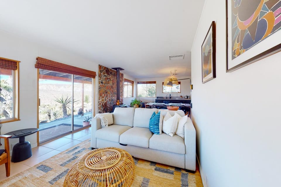 Desert Noir Retreat House in Yucca Valley